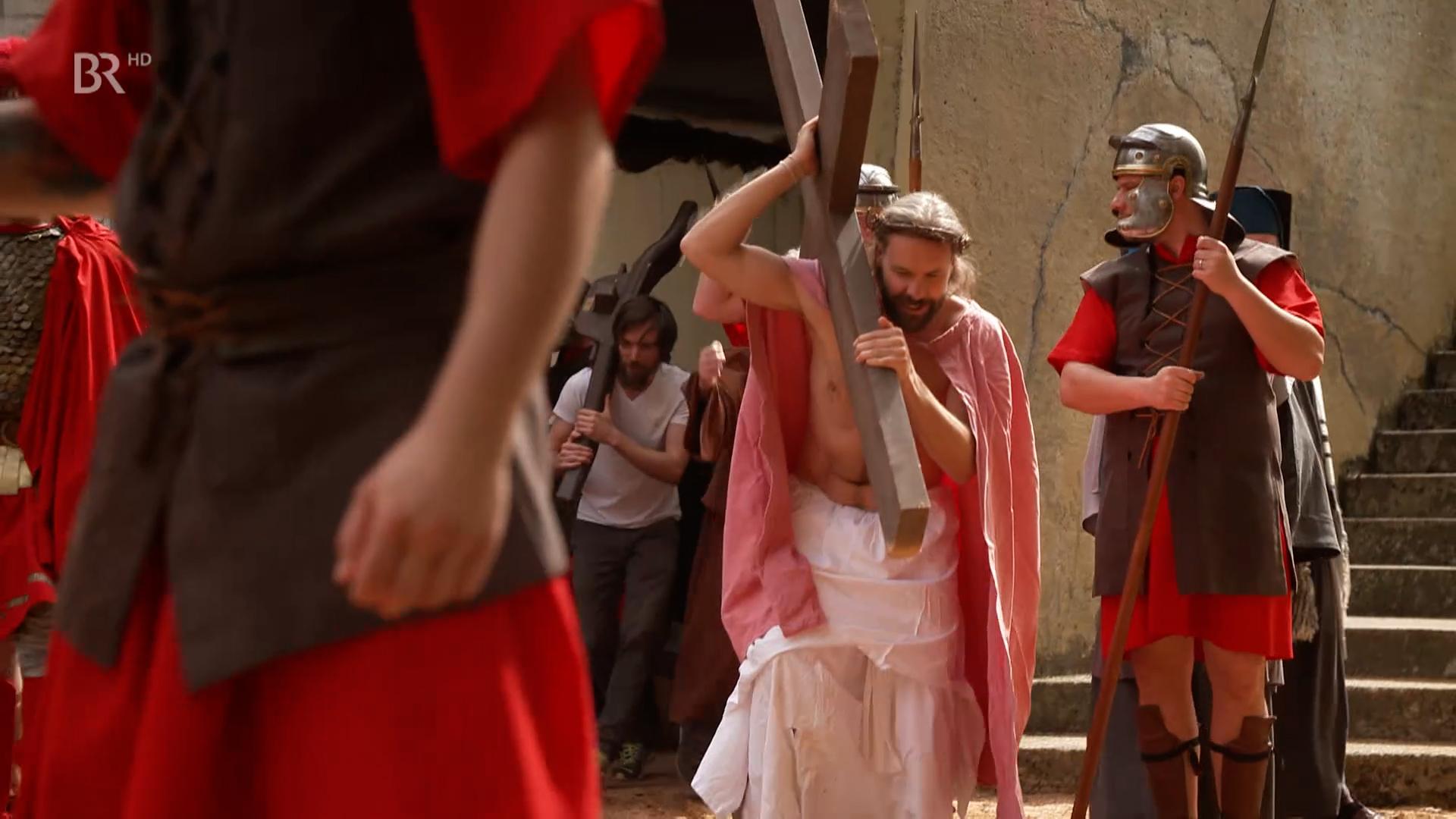 Jesus trägt ein Kreuz.