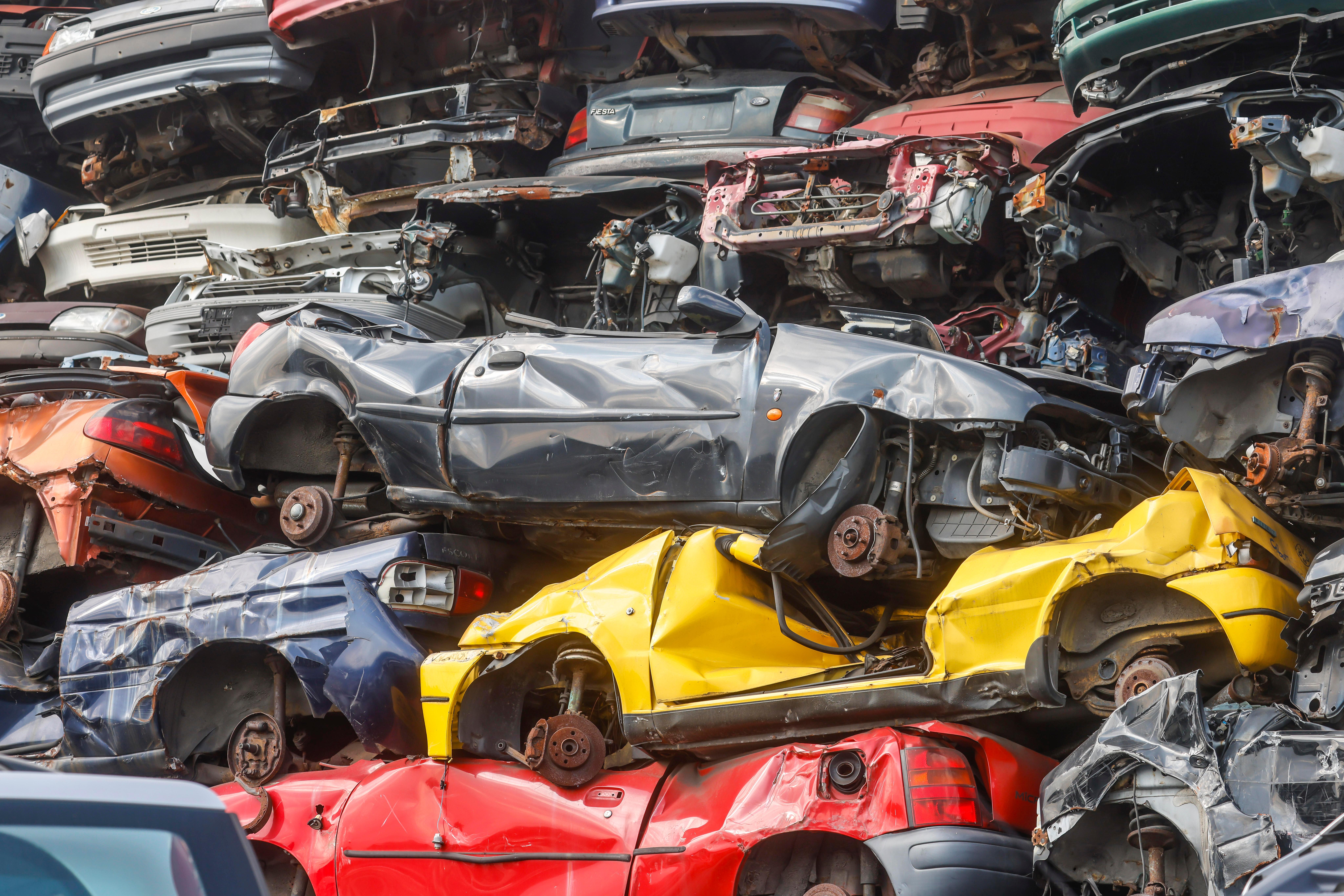 Altautos auf einem Schrottplatz.