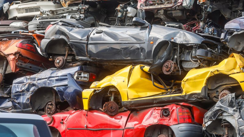 Altautos auf einem Schrottplatz. | Bild: picture alliance/Rupert Oberhäuser Altautos auf einem Schrottplatz.