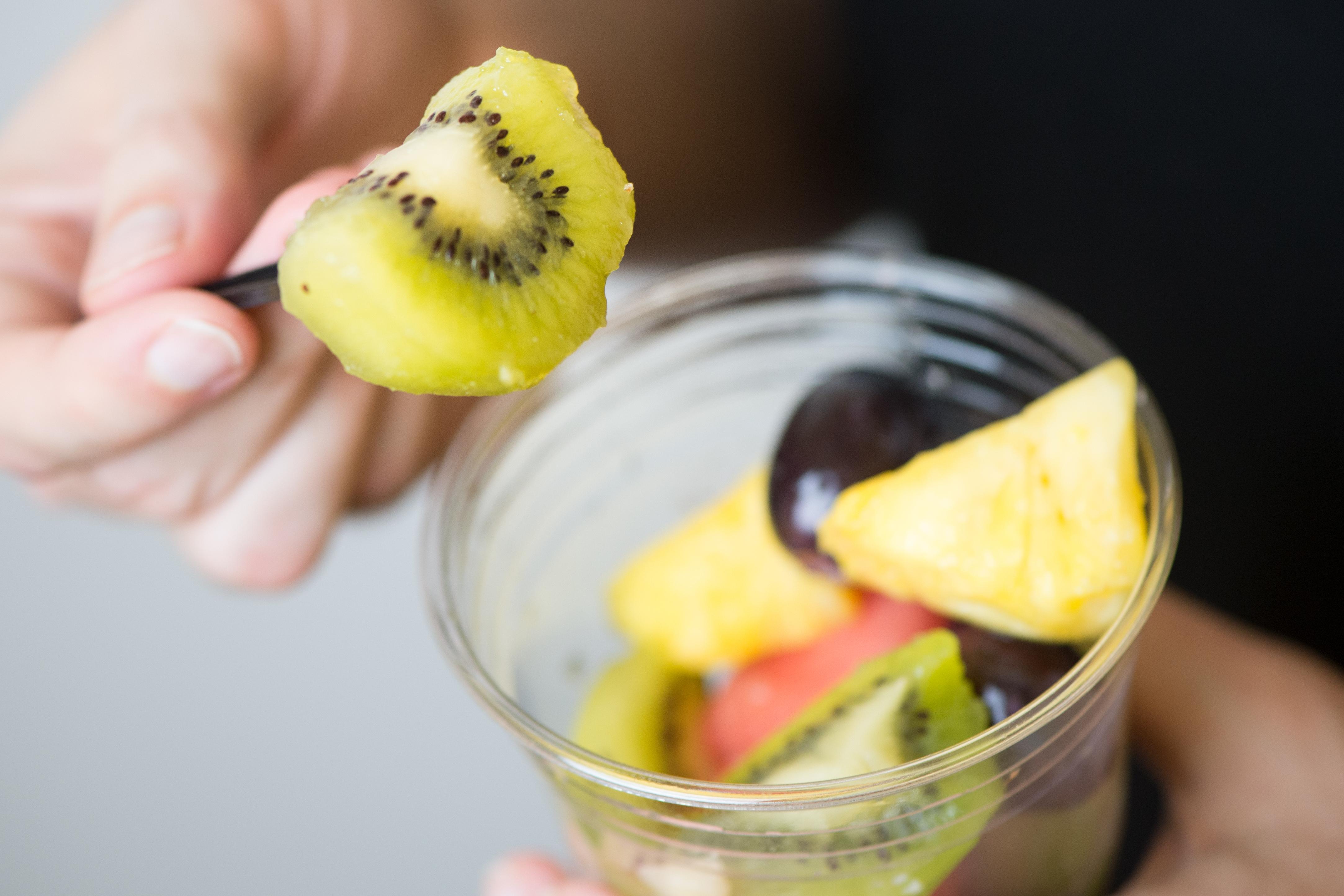 Obstsalat in einem Plastikbecher