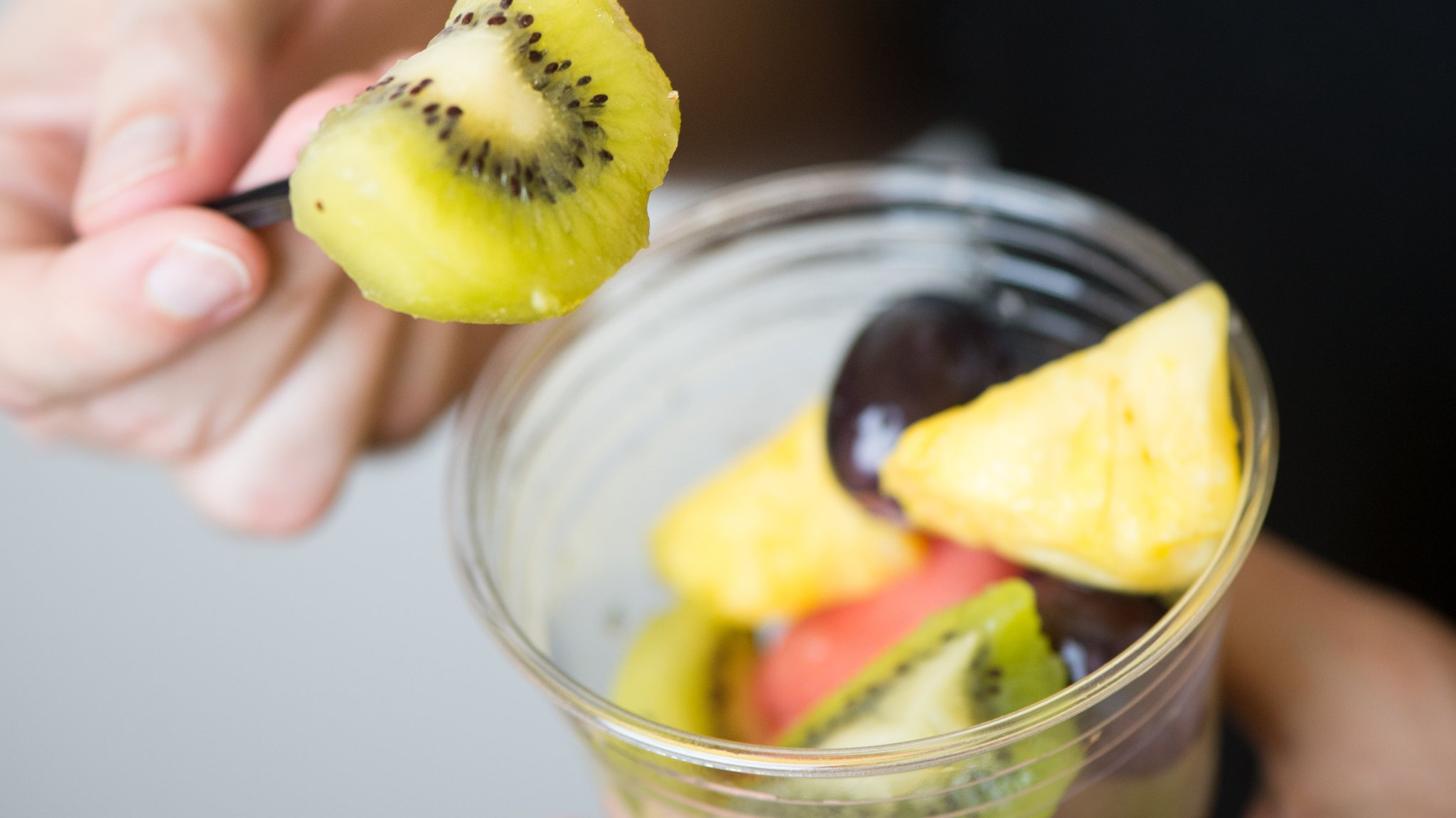 Obstsalat in einem Plastikbecher