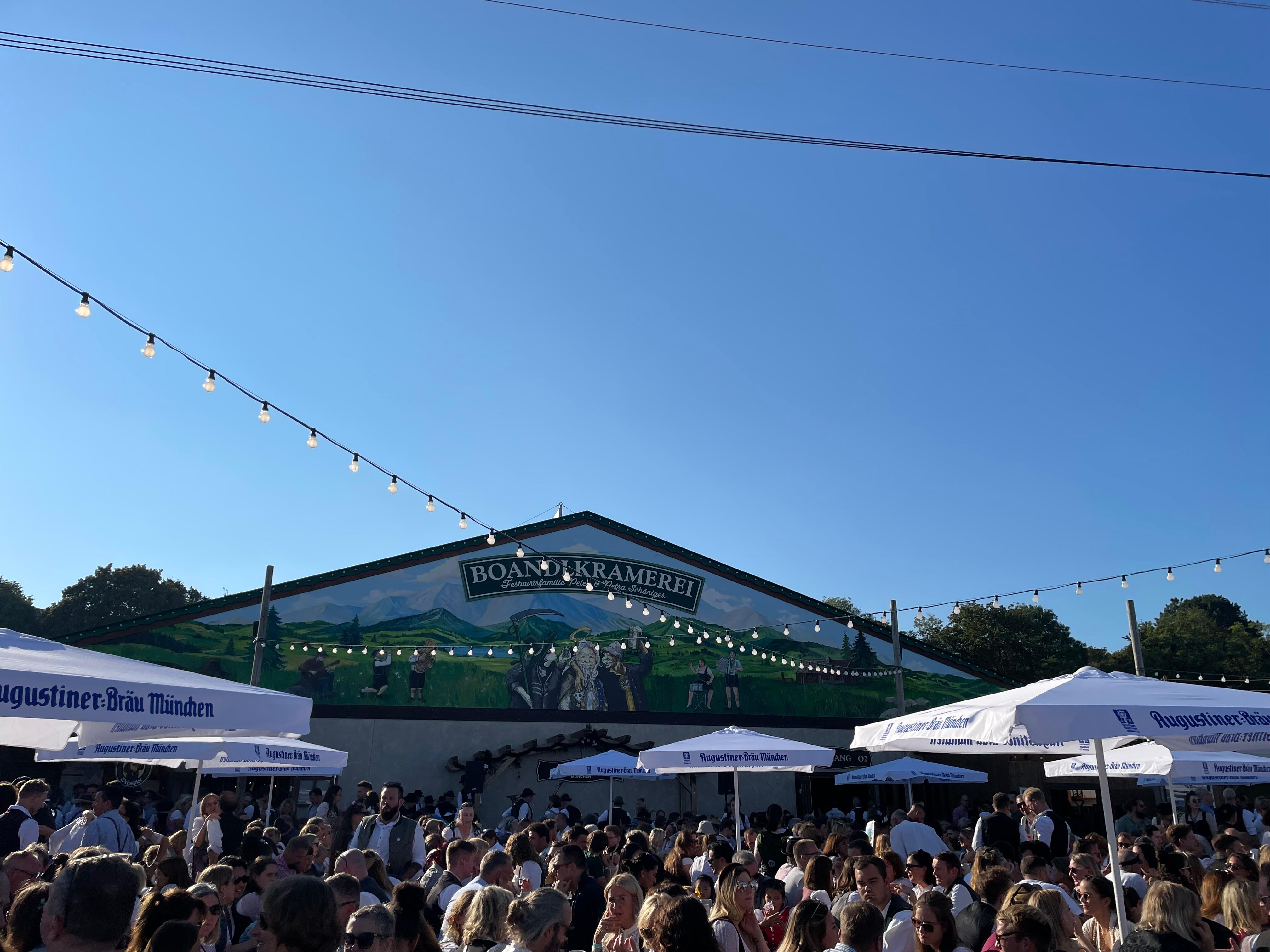 Blick auf das Zelt der Boandlkramerei auf der Oidn Wiesn.