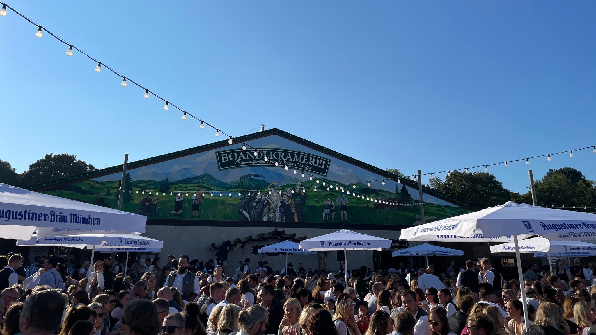 Blick auf das Zelt der Boandlkramerei auf der Oidn Wiesn.