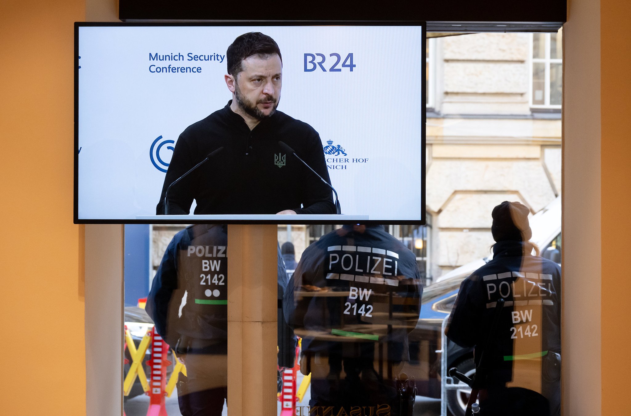 15.02.2025, Bayern, München: Die Rede von Wolodymyr Selenskyj, Präsident der Ukraine, ist während der Münchner Sicherheitskonferenz auf einem Monitor zu sehen. Die 61. Münchner Sicherheitskonferenz (MSC) findet vom 14. bis zum 16. Februar 2025 im Hotel Bayerischer Hof in München statt. Foto: Sven Hoppe/dpa +++ dpa-Bildfunk +++