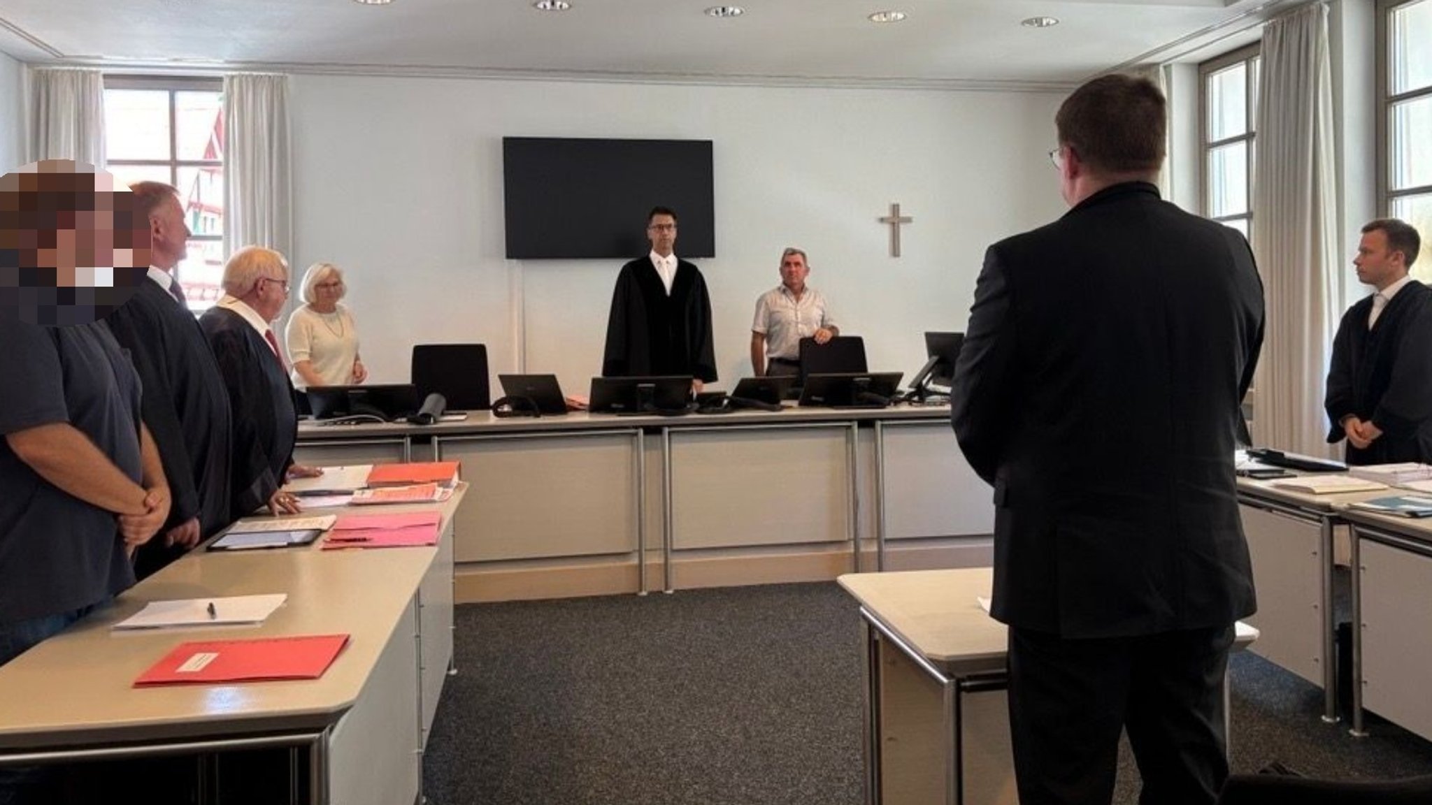 Zwei Jahre und sieben Monate Haft. So lautet das Urteil des Schöffengerichts Nördlingen für einen Beamten der JVA Kaisheim. | Bild: BR/Michaela Fembacher Zwei Jahre und sieben Monate Haft. So lautet das Urteil des Schöffengerichts Nördlingen für einen Beamten der JVA Kaisheim.