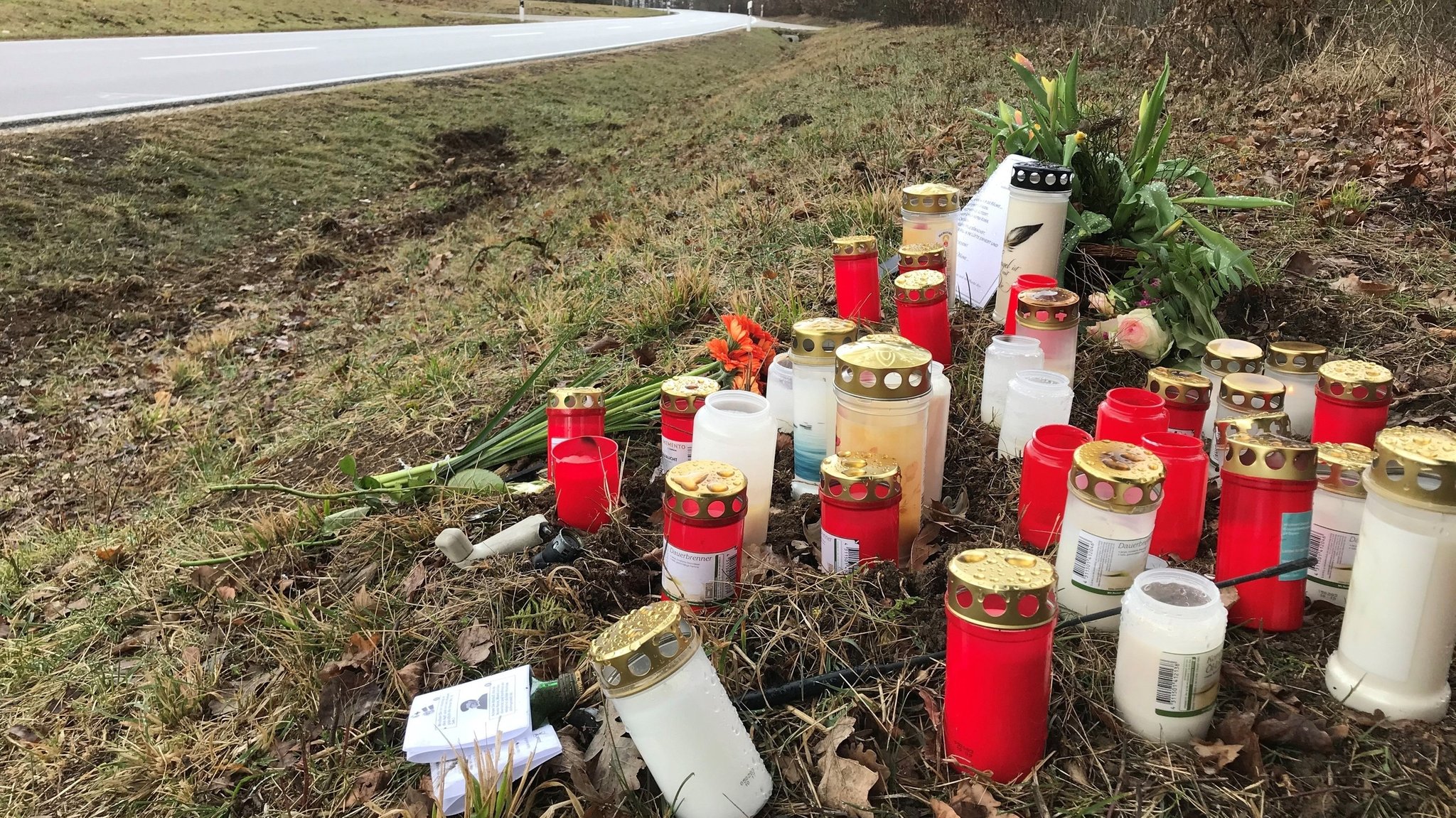 An der Straße zwischen Warnhofen und Bissingen lagen am Tag nach dem Unfall Blumen zwischen Friedhofskerzen.