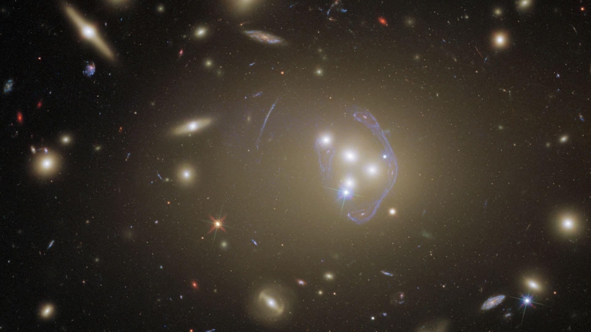 Hubble-Aufnahme des Galaxienhaufens Abell 3827. ACHTUNG: CC BY 4.0 (Namensnennung 4.0 International)!