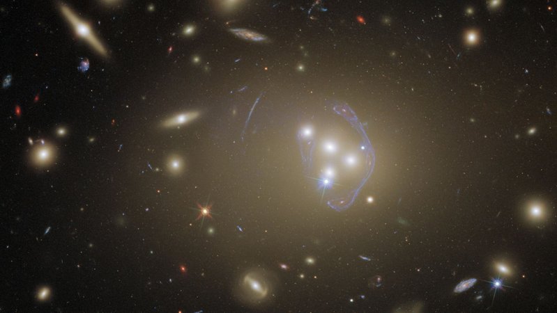 Hubble-Aufnahme des Galaxienhaufens Abell 3827. ACHTUNG: CC BY 4.0 (Namensnennung 4.0 International)!