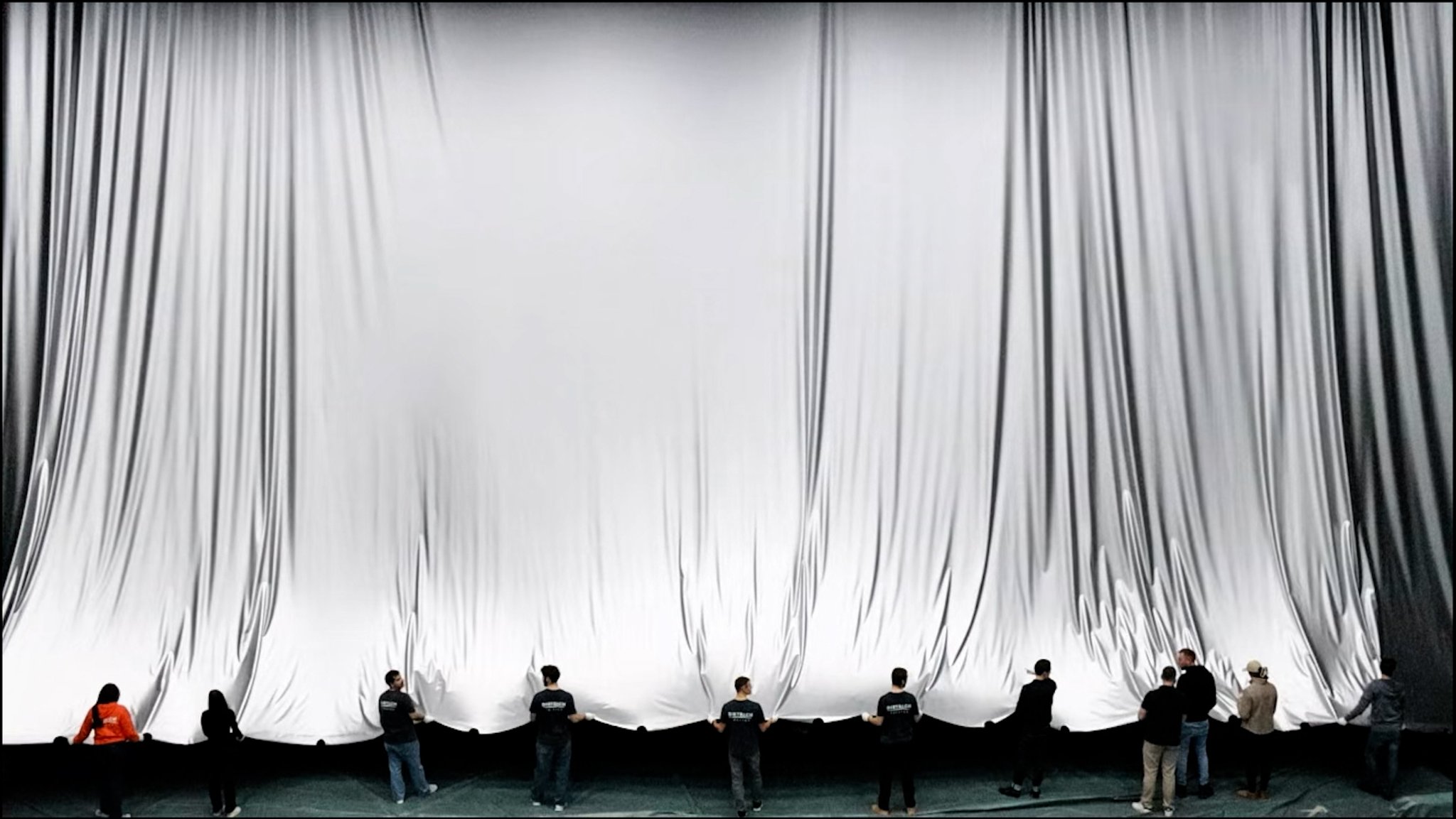 Arbeiter bringen die neue IMAX-Leinwand im Kino Neu-Ulm an. | Bild: BR / Peter Allgaier Arbeiter bringen die neue IMAX-Leinwand im Kino Neu-Ulm an.