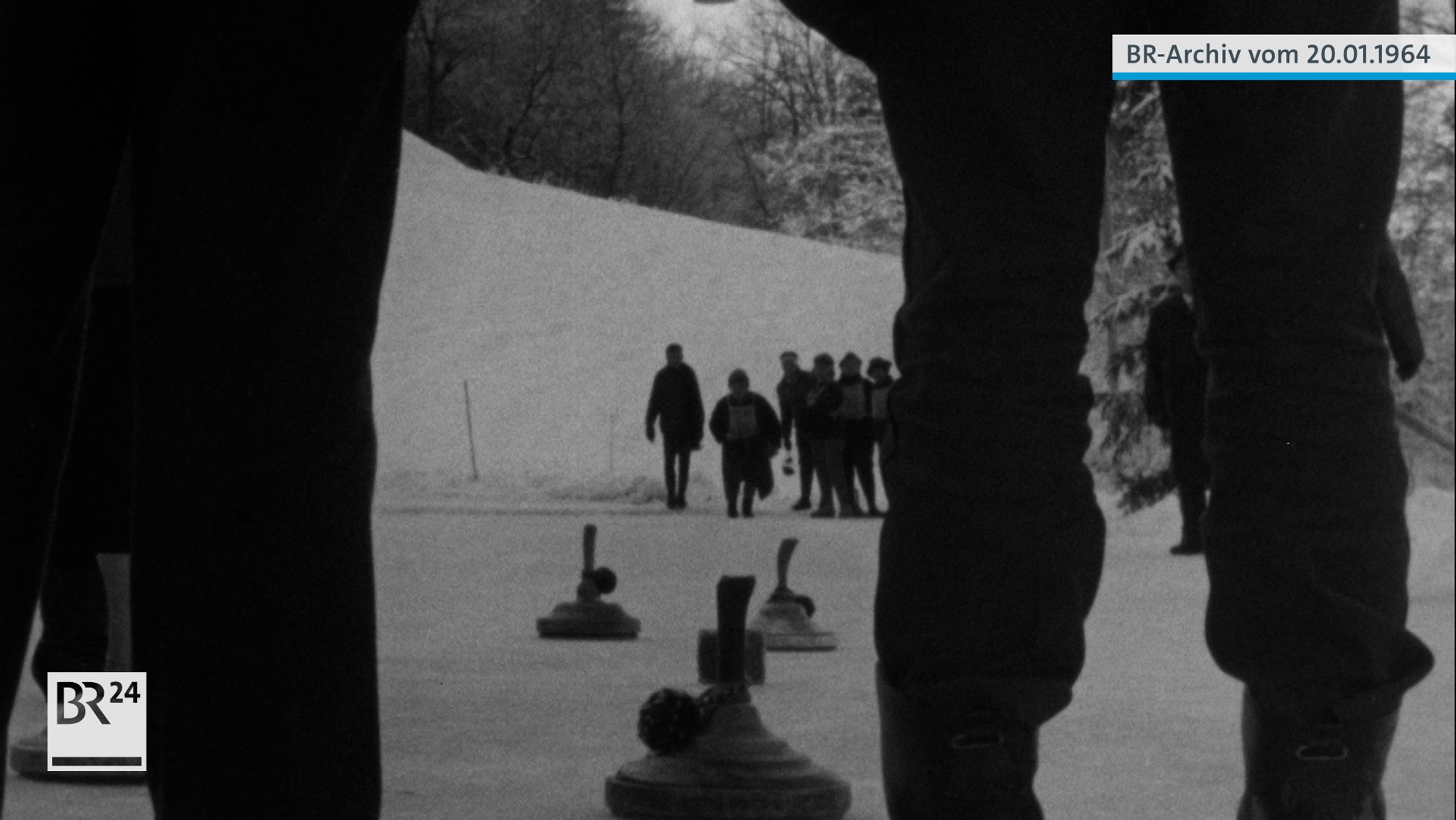 Frauen beim Eisstockschießen 