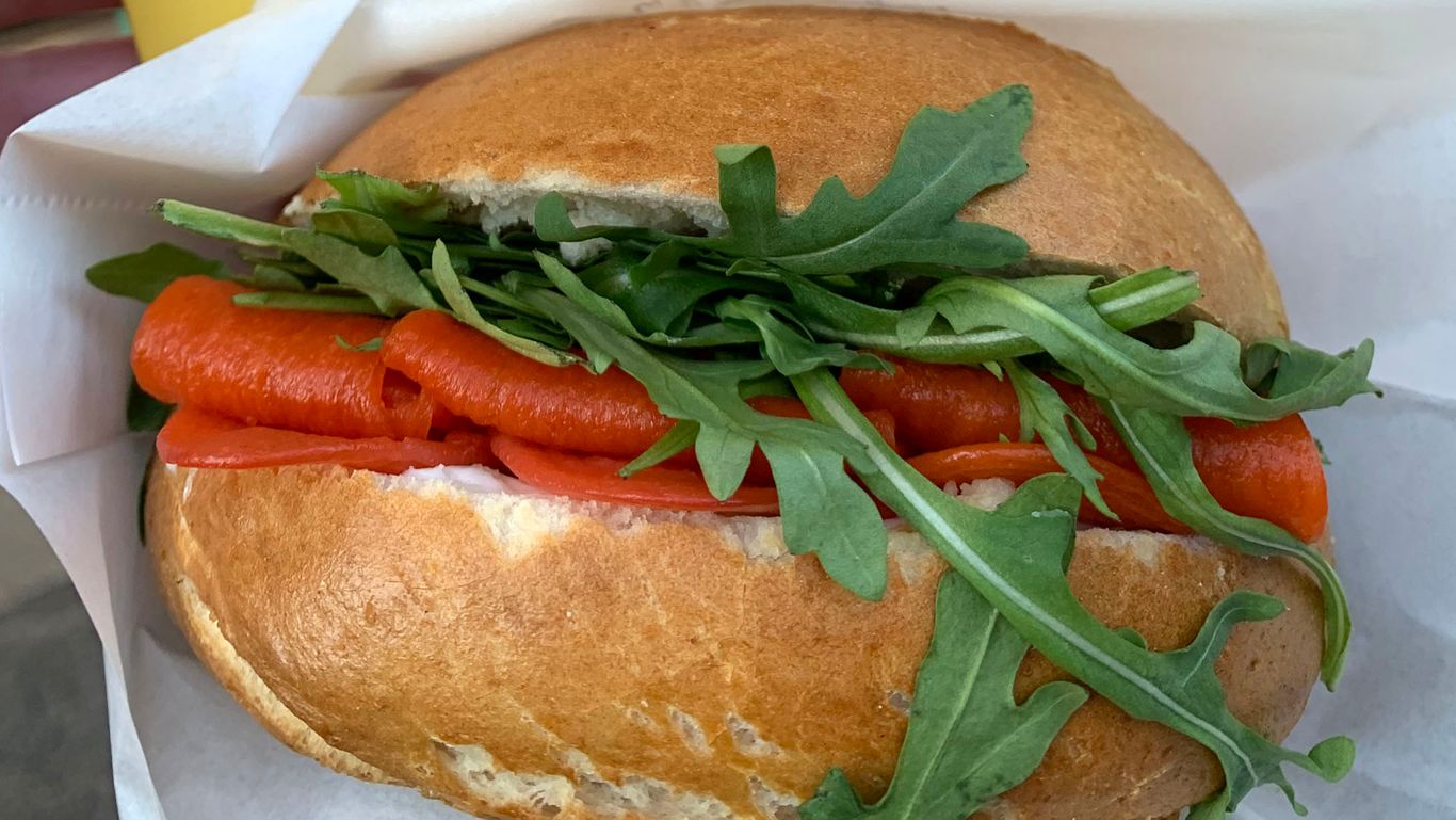 Veganer Lachs mit Salat in einem Bagel.