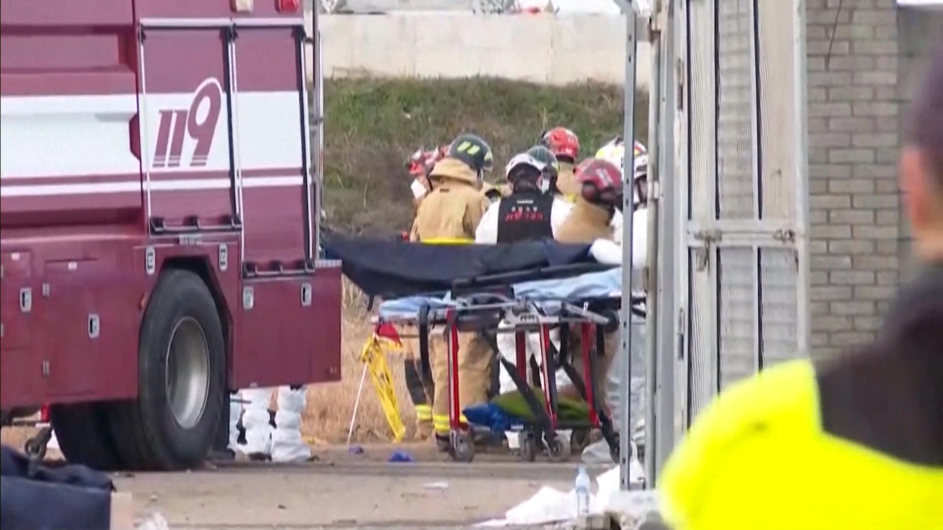 Nach dem Absturz einer Passagiermaschine in Südkorea läuft die Suche nach der Ursache auf Hochtouren.