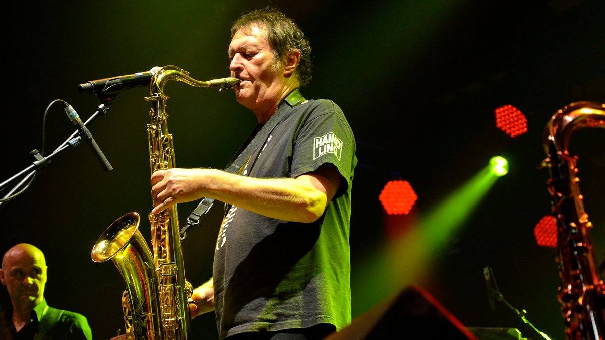 Hans-Jürgen Buchner spielt Saxophon auf einem Konzert mit seiner Band Haindling