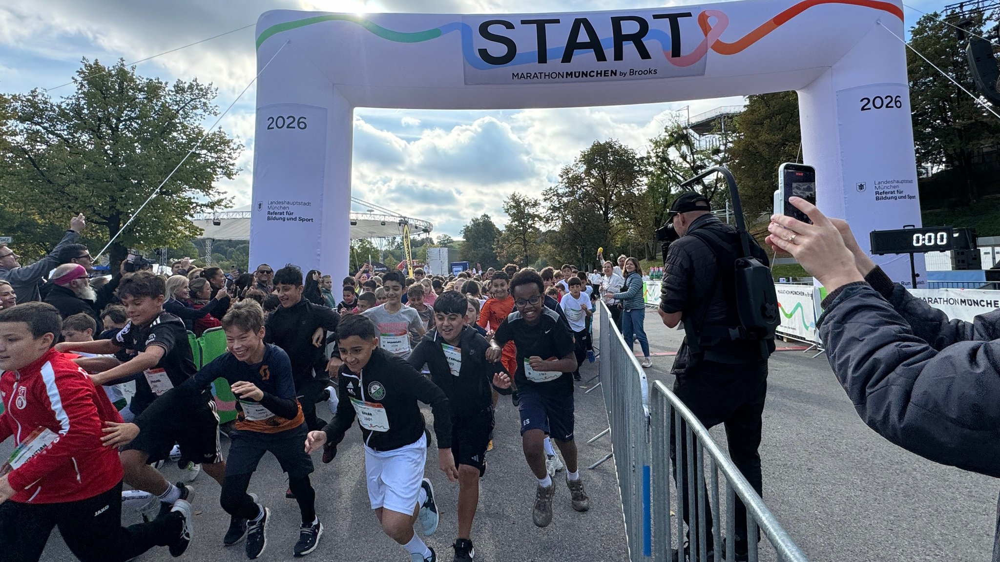 Sport, Spaß und Spannung hatten die Schülerinnen und Schüler beim ersten Schullauf des Marathon München. | Bild: Katrin Bohlmann/BR Sport, Spaß und Spannung hatten die Schülerinnen und Schüler beim ersten Schullauf des Marathon München.
