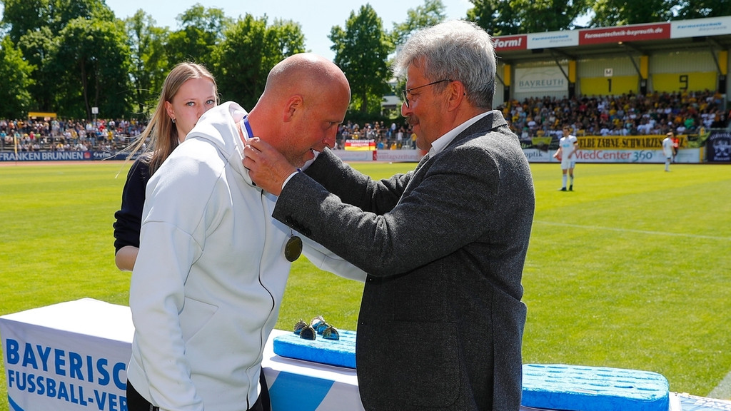 BFV-Verbandsspielleiter Josef Janker überreicht Meistermedaille an Bayreuth-Trainer Timo Rost | Bild: BFV/Peter Kolb BFV-Verbandsspielleiter Josef Janker überreicht Meistermedaille an Bayreuth-Trainer Timo Rost
