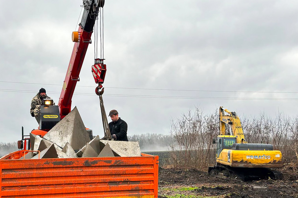 Arbeiter in der Nähe der Grenzstadt Belgorod