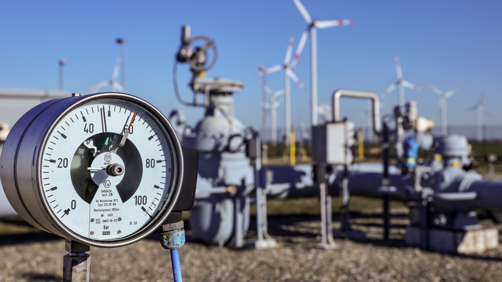 ARCHIV - 08.03.2022, Sachsen-Anhalt, Bad Lauchstädt: Ein Manometer zeigt den Druck im Erdgasnetz auf dem Gelände des Untergrund-Gasspeichers der VNG AG an. Die Speicheranlage kombiniert die Speichertypen Kavernen- und Porenspeicher. Hierbei wird das Gas entweder in großen Hohlräumen (Kavernen) im Salzstock oder in porösem Gestein gespeichert. (zu dpa: «Geringe Gas-Füllstände - Panter fordert Bund zum Handeln auf») Foto: Jan Woitas/dpa-Zentralbild/dpa +++ dpa-Bildfunk +++ | Bild: dpa-Bildfunk/Jan Woitas ARCHIV - 08.03.2022, Sachsen-Anhalt, Bad Lauchstädt: Ein Manometer zeigt den Druck im Erdgasnetz auf dem Gelände des Untergrund-Gasspeichers der VNG AG an. Die Speicheranlage kombiniert die Speichertypen Kavernen- und Porenspeicher. Hierbei wird das Gas entweder in großen Hohlräumen (Kavernen) im Salzstock oder in porösem Gestein gespeichert. (zu dpa: «Geringe Gas-Füllstände - Panter fordert Bund zum Handeln auf») Foto: Jan Woitas/dpa-Zentralbild/dpa +++ dpa-Bildfunk +++