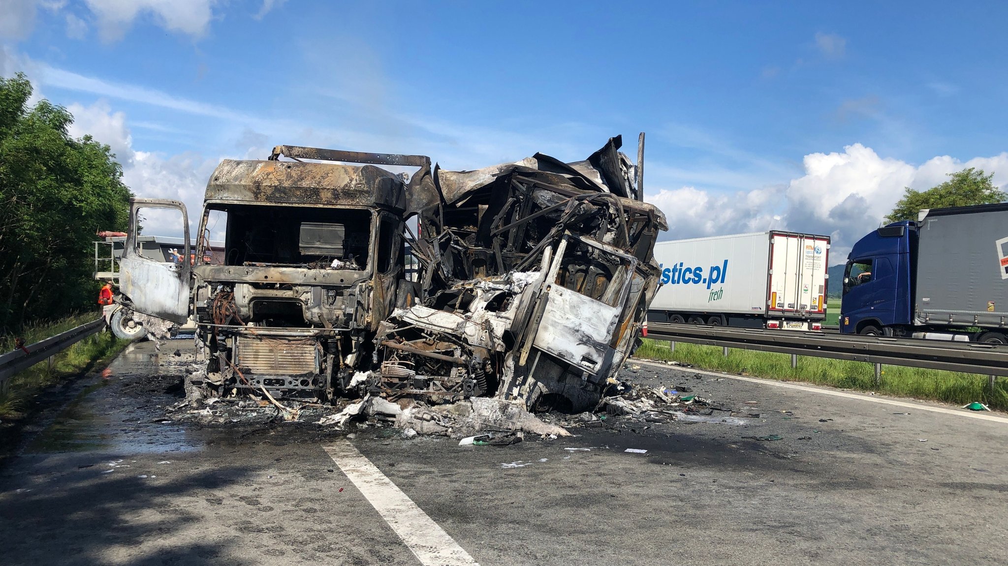 Ein ausgebrannter Lkw auf der Autobahn