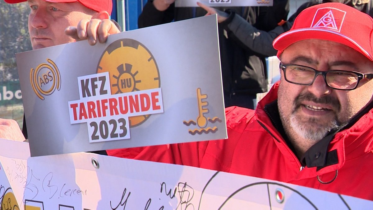 Streikender Beschäftigter aus dem KfZ-Bereich in Nürnberg