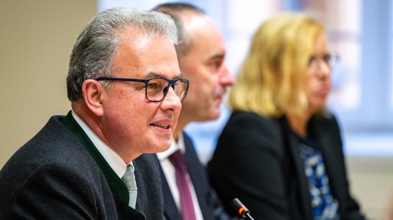 Archivbild: Der bayerische Freie-Wähler-Fraktionsvorsitzende Florian Streibl, im Hintergrund Parteichef Hubert Aiwanger | Bild: picture alliance/dpa | Lennart Preiss Archivbild: Der bayerische Freie-Wähler-Fraktionsvorsitzende Florian Streibl, im Hintergrund Parteichef Hubert Aiwanger