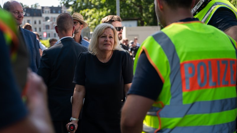 Bundesinnenministerin Nancy Faeser (SPD) bei einem Besuch an der Kontrollstelle der Bundespolizei am Grenzübergang Stadtbrücke in Görlitz. | Bild: picture alliance/dpa | Paul Glaser Bundesinnenministerin Nancy Faeser (SPD) bei einem Besuch an der Kontrollstelle der Bundespolizei am Grenzübergang Stadtbrücke in Görlitz.