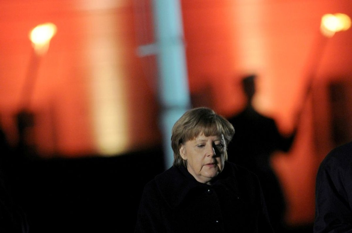Bundeskanzlerin Angela Merkel (CDU) 2012 beim Großen Zapfenstreich für Ex-Bundespräsident Christian Wulff.