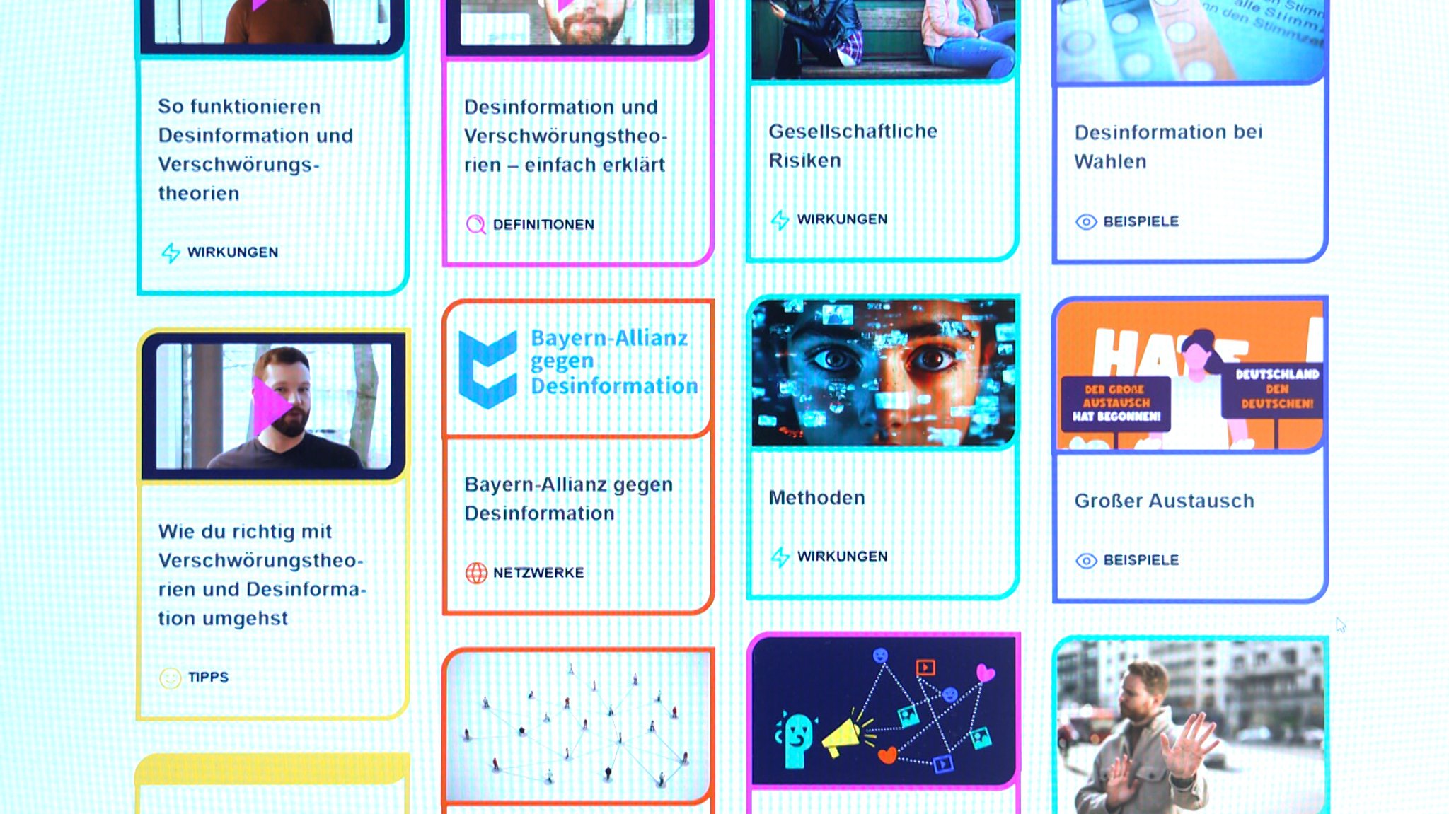 Desinformation und Verschwörungstheorien sind online überall. Das bayerische Innenministerium will mit einem neuen Informationsangebot sensibilisieren - und zwar mit dem Portal "Gelogen?! Laß Dich nicht manipulieren".