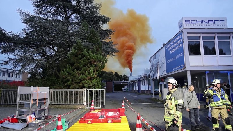Nach dem Chemieunfall am Dienstagabend in Mainaschaff bei Aschaffenburg hat die Feuerwehr weitere Details bekanntgegeben. | Bild: Bayerischer Rundfunk 2025 Nach dem Chemieunfall am Dienstagabend in Mainaschaff bei Aschaffenburg hat die Feuerwehr weitere Details bekanntgegeben.