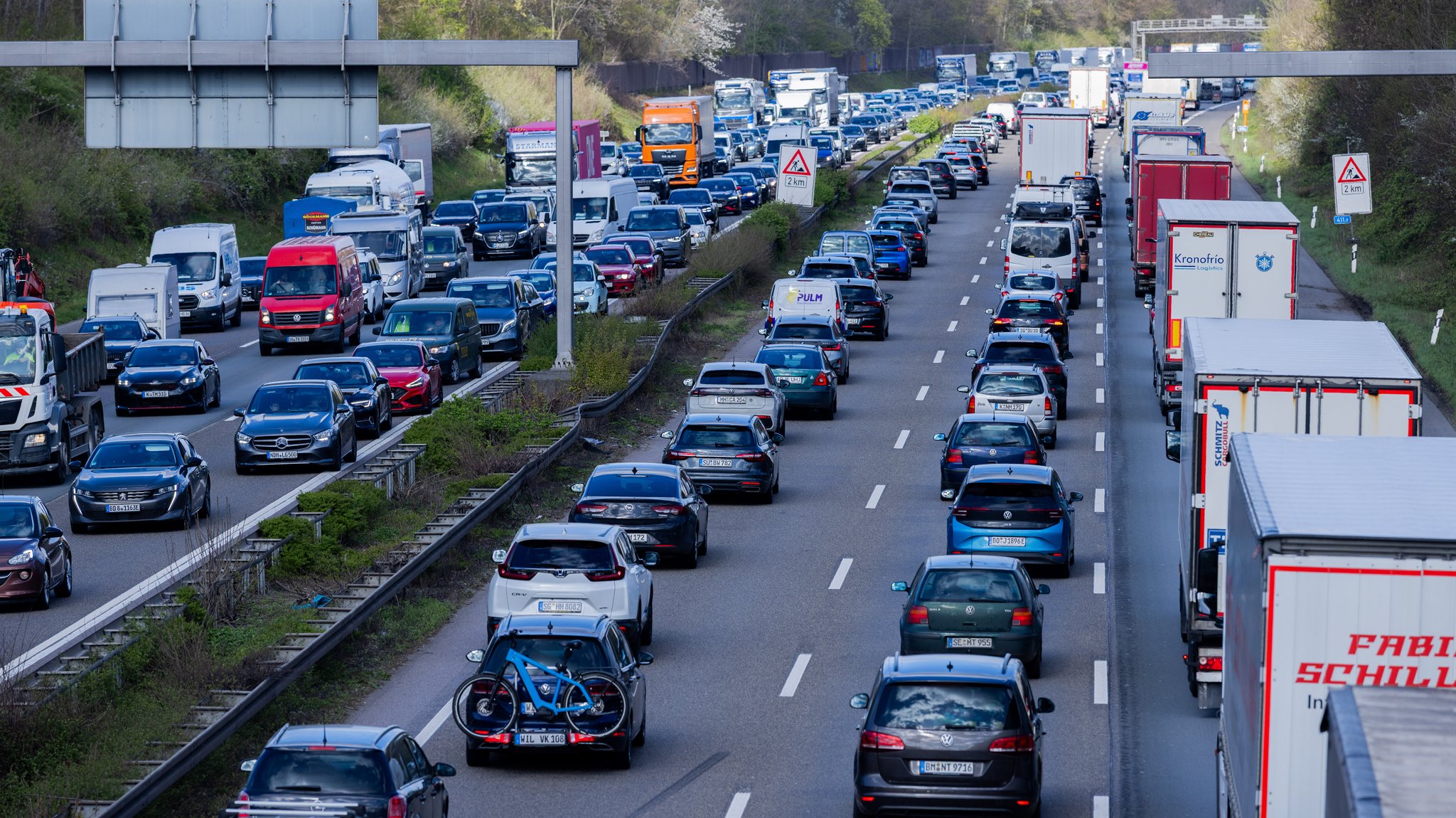 Am Mittag haben die Schulferien begonnen - zwei Wochen lang. Auf den Straßen, Schienen und am Flughafen wird viel los sein am Wochenende. 