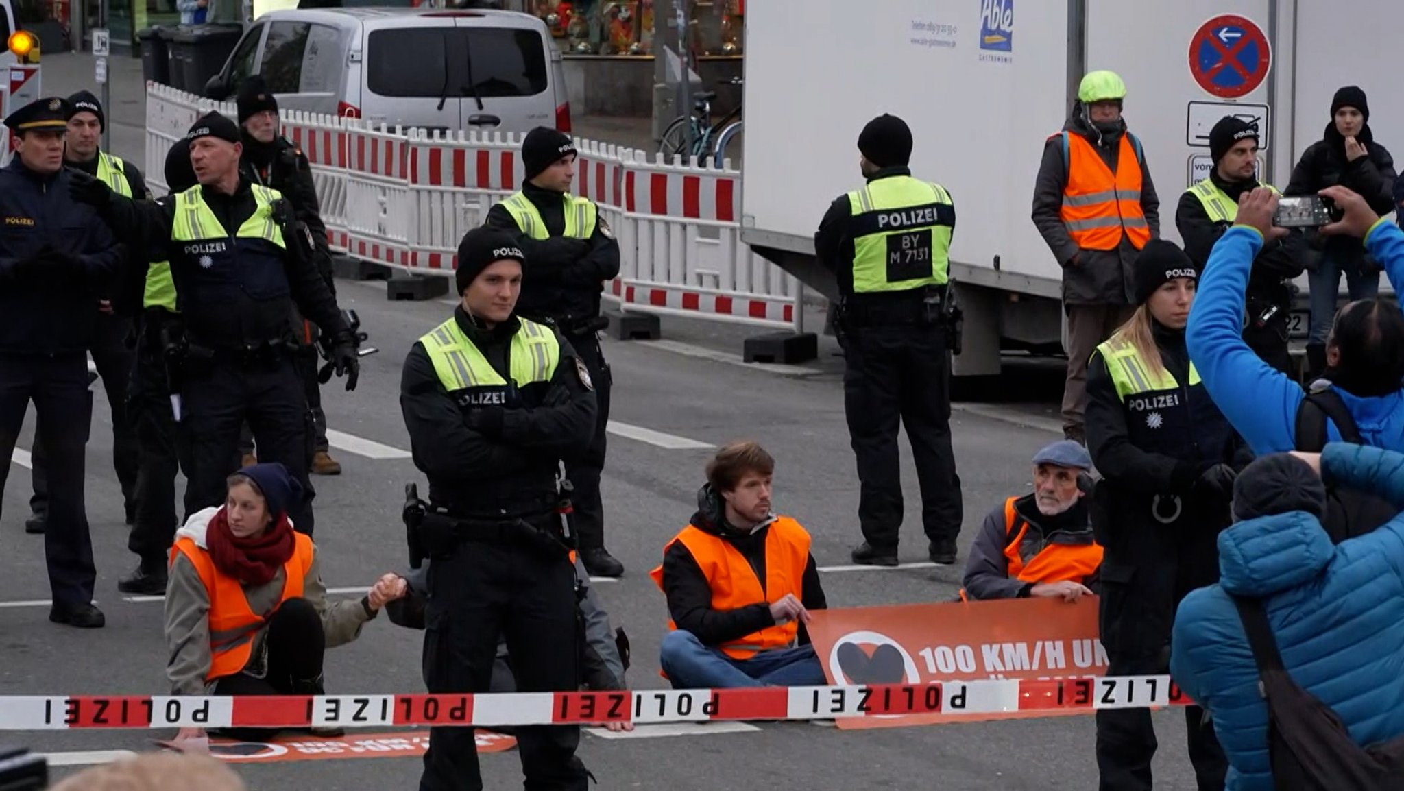 Archivbild: Klimaaktivisten blockieren eine Straße 