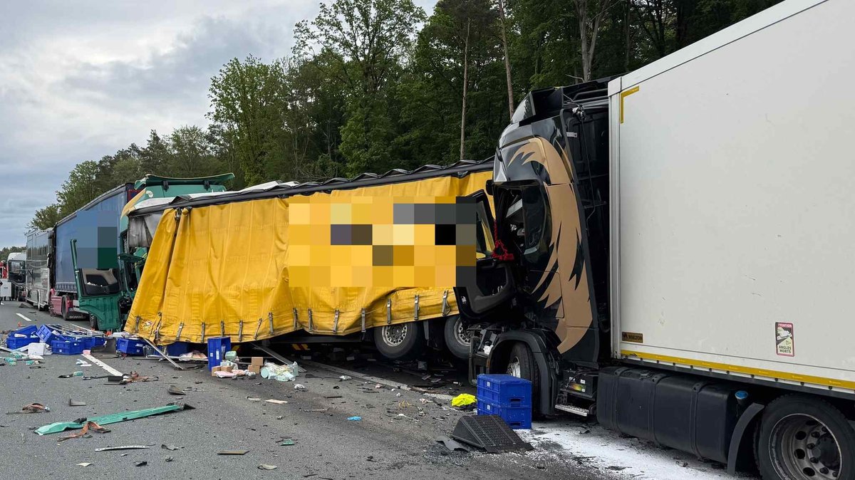 Lkw schiebt mehrere Fahrzeuge zusammen – A3 komplett gesperrt