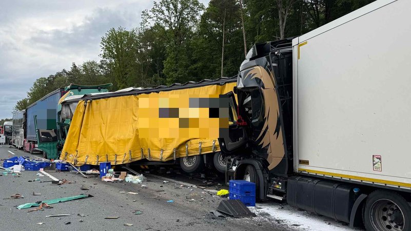 Unfall mit LKW auf der Autobahn. Trümmerteile und blaue Transportkisten liegen verstreut. | Bild: News5/Lars Haubner Unfall mit LKW auf der Autobahn. Trümmerteile und blaue Transportkisten liegen verstreut.