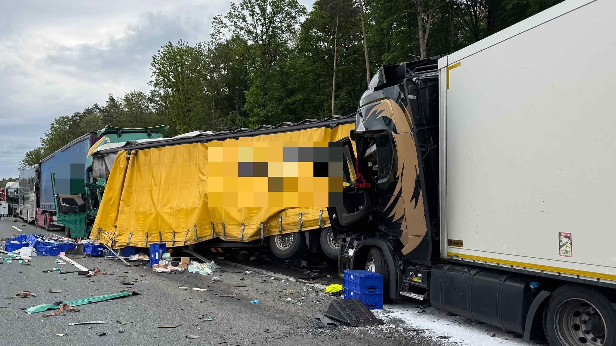Lkw schiebt mehrere Fahrzeuge zusammen – A3 komplett gesperrt