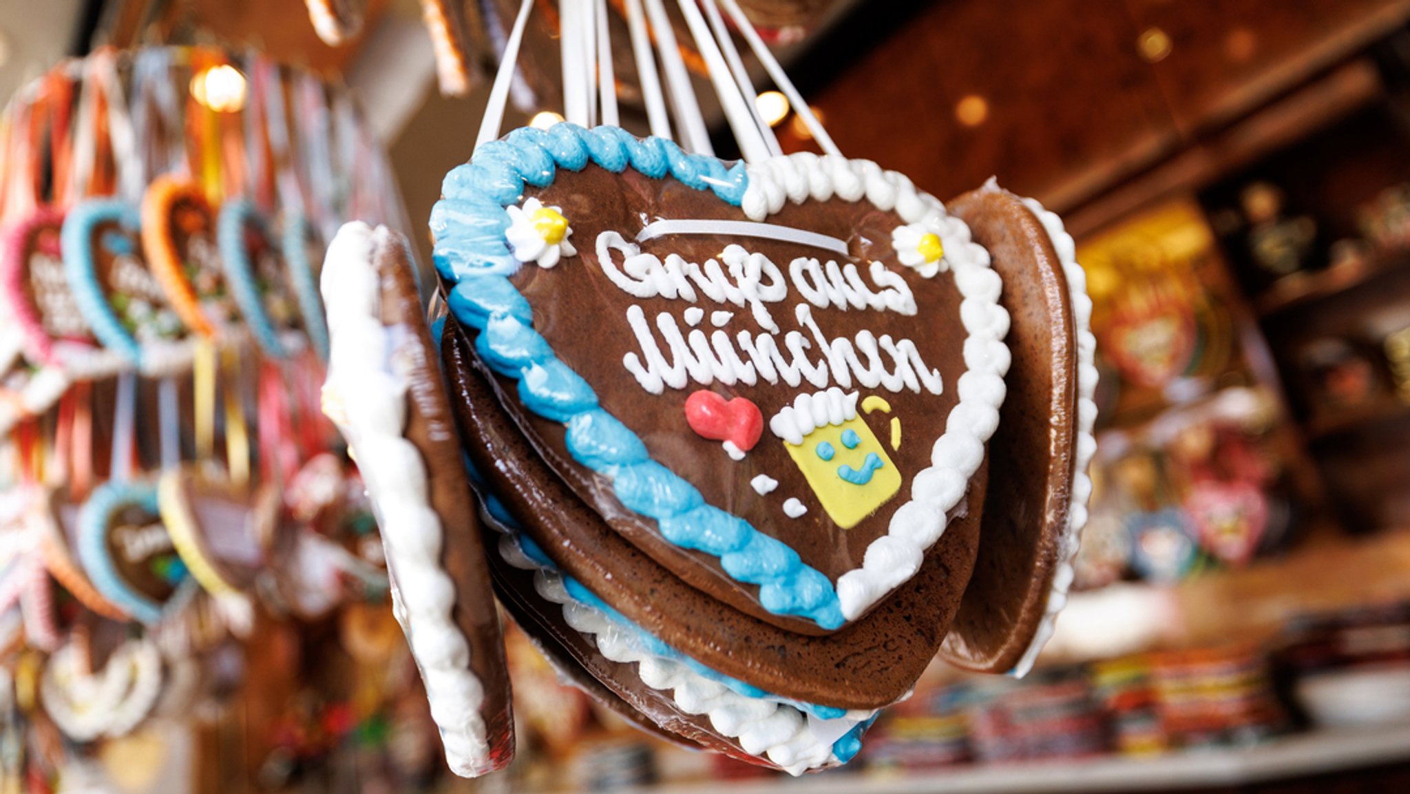 Lebkuchenherzen mit der Aufschrift "Gruß aus München" an einem Stand auf der Theresienwiese. 