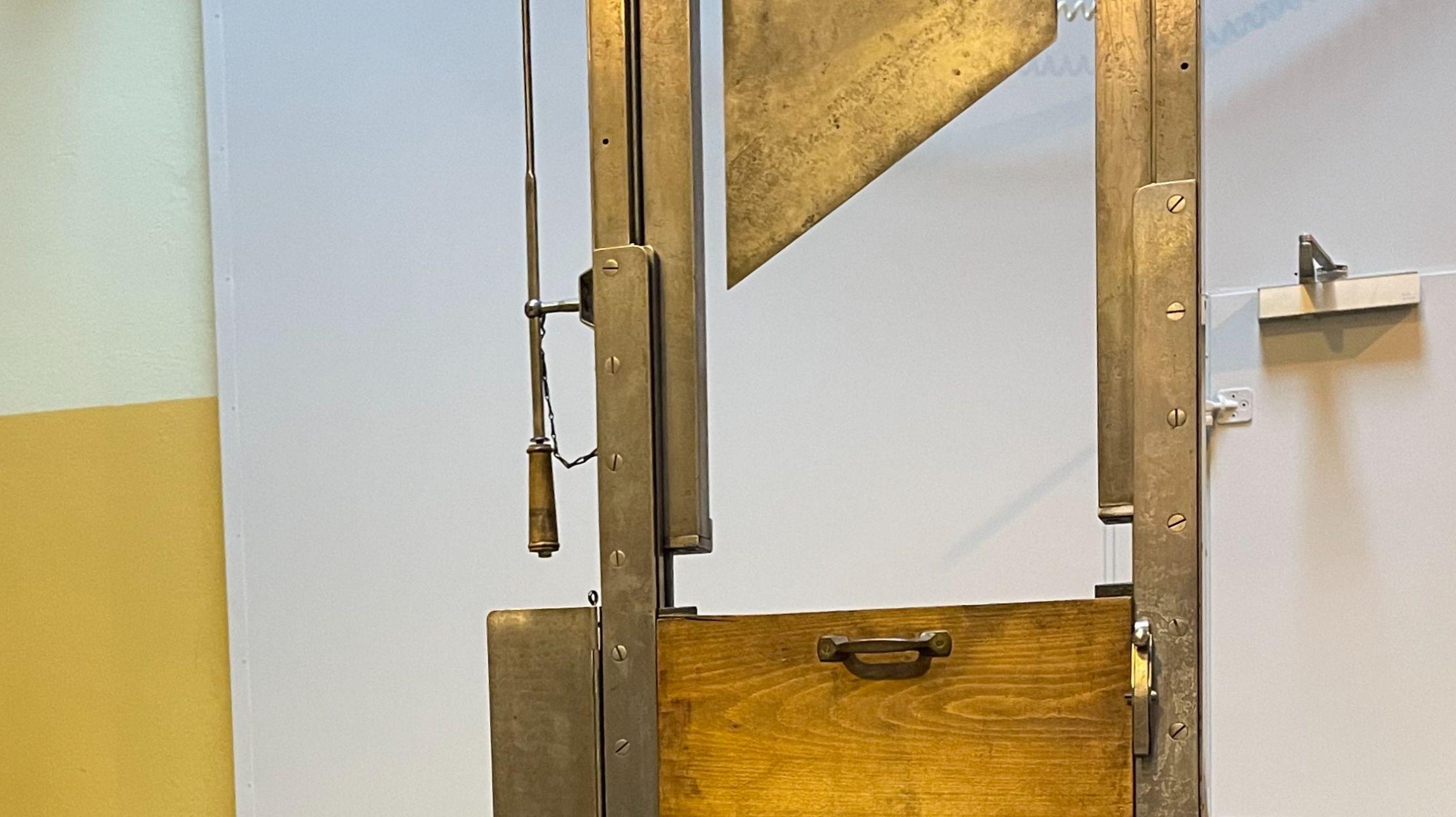 Ein sogenanntes "Tegelfallbeil", unter dem im Zuchthaus Brandenburg-Görden während der NS-Diktatur mehr als 2.000 Menschen starben. Heute steht es im Depot des Deutschen Historischen Museums. Die Veröffentlichung von Fotos der Stadelheimer Guillotine erlaubt das Bayerische Nationalmuseum nur nach spezieller Genehmigung und gegen Gebühr.