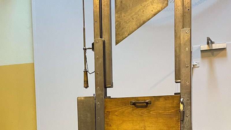 Ein sogenanntes "Tegelfallbeil", unter dem im Zuchthaus Brandenburg-Görden während der NS-Diktatur mehr als 2.000 Menschen starben. Heute steht es im Depot des Deutschen Historischen Museums. Die Veröffentlichung von Fotos der Stadelheimer Guillotine erlaubt das Bayerische Nationalmuseum nur nach spezieller Genehmigung und gegen Gebühr. | Bild: BR/Ulrich Trebbin Ein sogenanntes "Tegelfallbeil", unter dem im Zuchthaus Brandenburg-Görden während der NS-Diktatur mehr als 2.000 Menschen starben. Heute steht es im Depot des Deutschen Historischen Museums. Die Veröffentlichung von Fotos der Stadelheimer Guillotine erlaubt das Bayerische Nationalmuseum nur nach spezieller Genehmigung und gegen Gebühr.