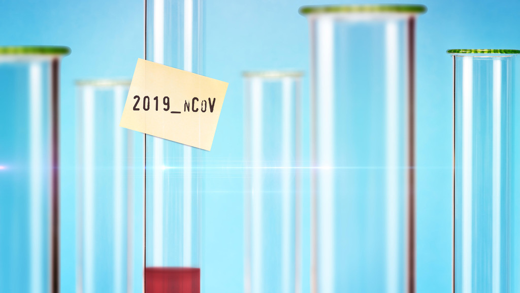 Symbolfoto Coronavirus: Reagenzglas mit Schriftzug 2019-nCoV auf einem Zettel