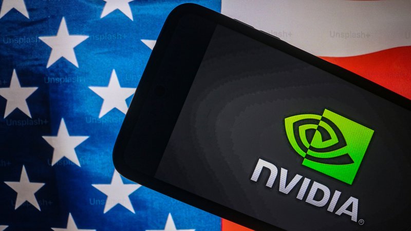 Nvidia-Logo auf amerikanischer Flagge. | Bild: picture alliance / NurPhoto | Firdous Nazir Nvidia-Logo auf amerikanischer Flagge.