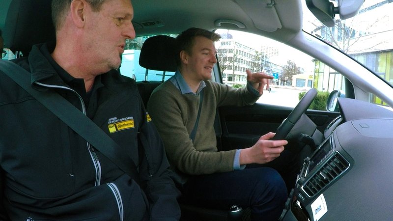 Spritspar-Unterricht mit ADAC-Fahrtrainer Rainer Jung | Bild: BR/Gut zu wissen Spritspar-Unterricht mit ADAC-Fahrtrainer Rainer Jung
