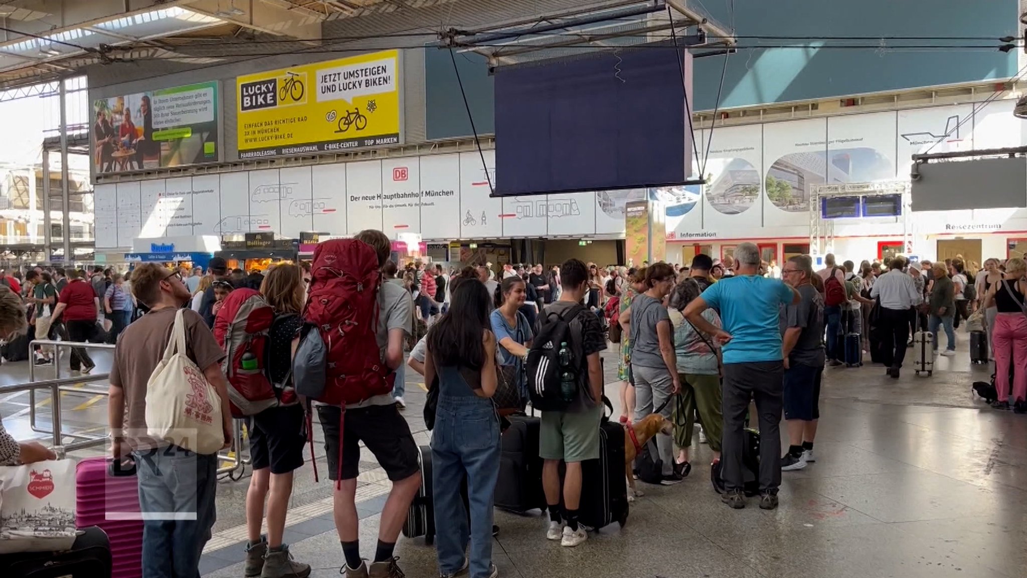 Weil einer beschädigten Oberleitung ging seit dem Vormittag am Münchner Hauptbahnhof nichts mehr. Inzwischen hat sich die Lage etwas verbessert.