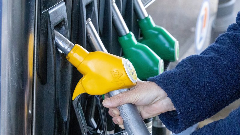 Zapfsäule an einer deutschen Tankstelle | Bild: picture alliance / PHOTOPQR/L'EST REPUBLICAIN/MAXPP | Christine DUMAS Zapfsäule an einer deutschen Tankstelle