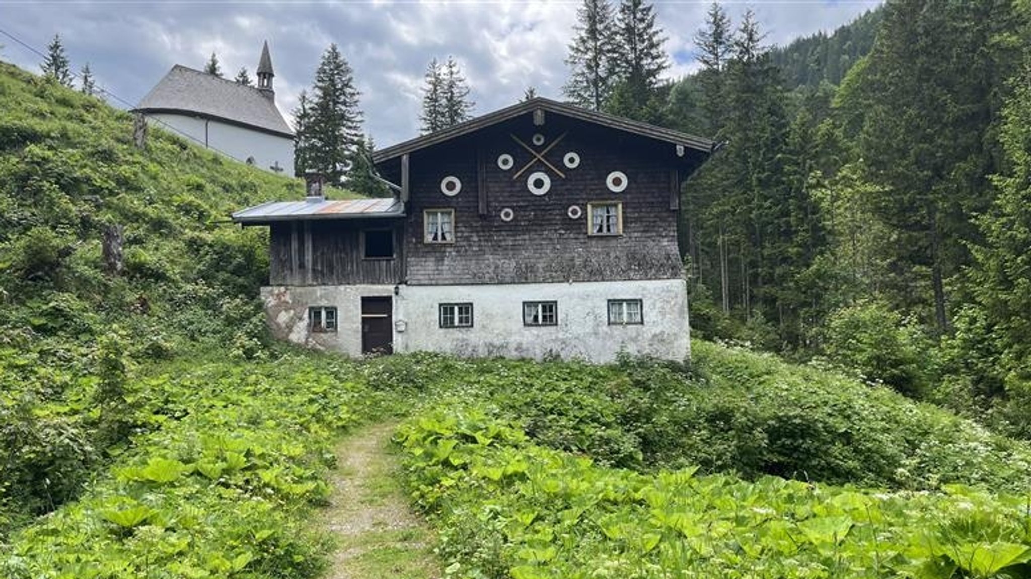 Das nahegelegene Klausenhaus mit der Kapelle. Marktgemeinde und Landkreis wollen das ganze Areal unter Ensembleschutz stellen.