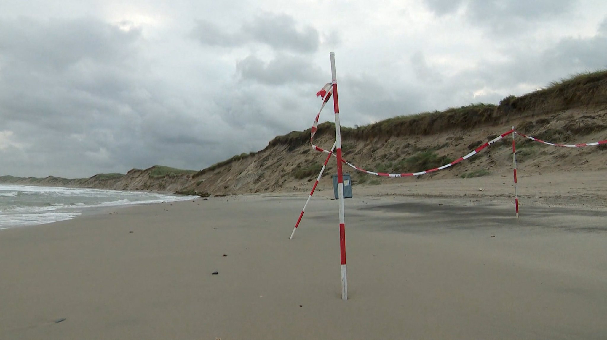 Der Strand, an dem die beiden Münchner Buben am Sonntag verschüttet wurden, ist inzwischen abgesperrt.