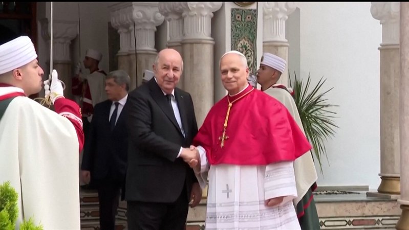 Papst Leo XIV. schüttelt dem algerischen Präsidenten Abdelmadjid Tebboune die Hand. | Bild: Bayerischer Rundfunk 2026 Papst Leo XIV. schüttelt dem algerischen Präsidenten Abdelmadjid Tebboune die Hand.