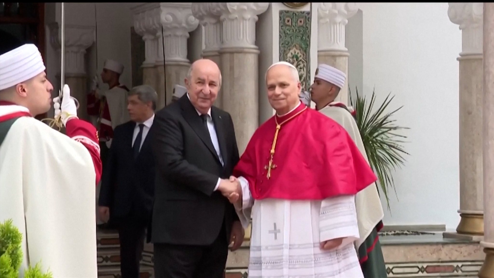 Papst Leo XIV. schüttelt dem algerischen Präsidenten Abdelmadjid Tebboune die Hand. 