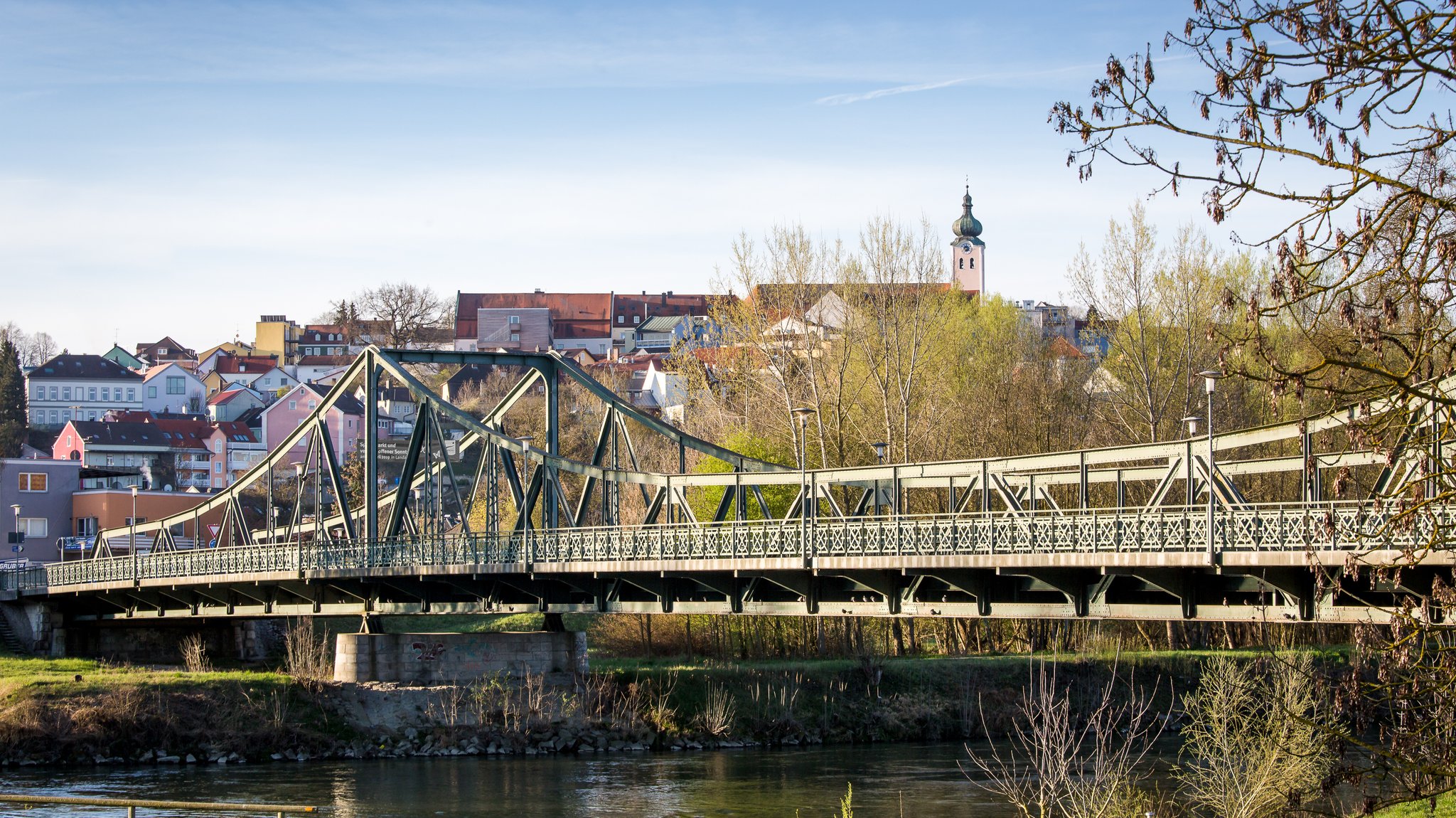 Blick auf die Bergstadt Landau a. d. Isar. Im Vordergrund die Eiserne Brücke über die Isar.