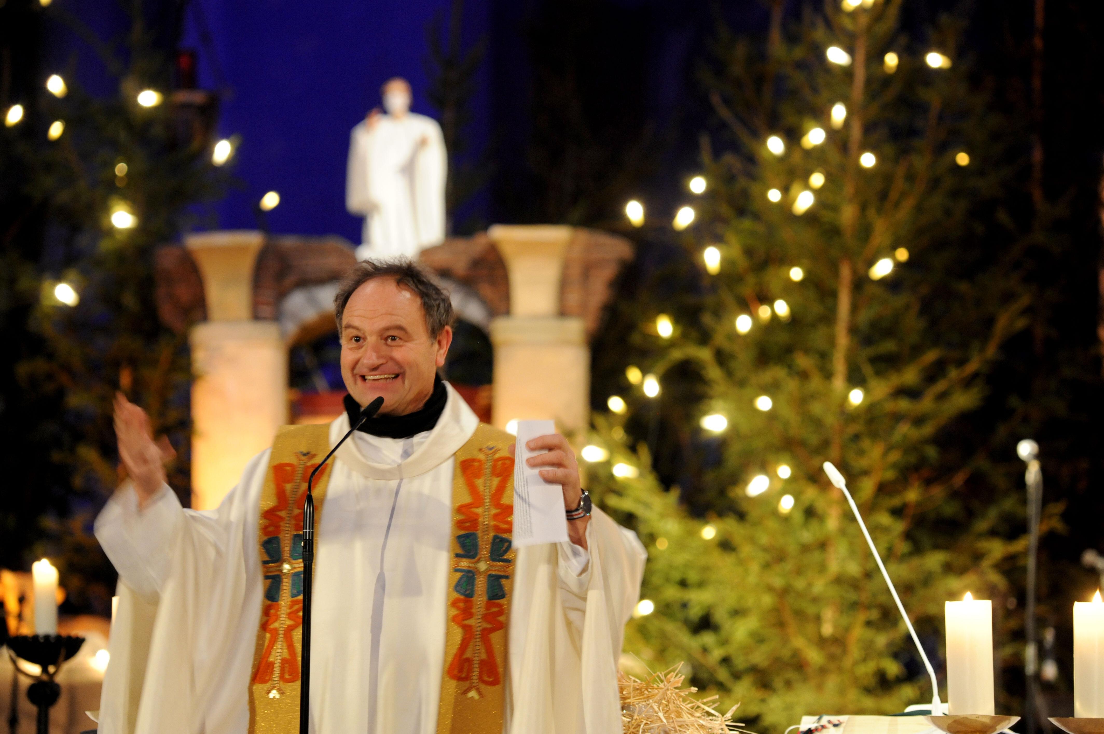 Pfarrer Rainer Maria Schießler in einem Weihnachtsgottesdienst.