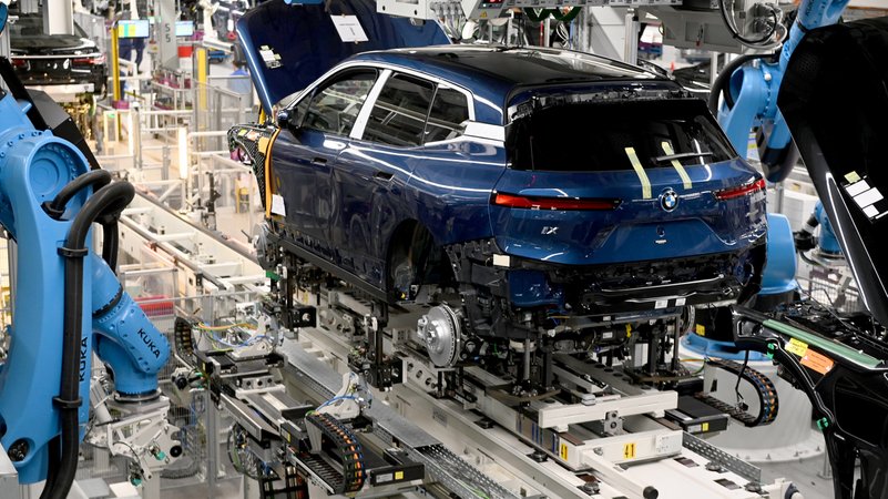BMW-Produktion in Dingolfing | Bild: picture alliance / SZ Photo | Stephan Rumpf BMW-Produktion in Dingolfing