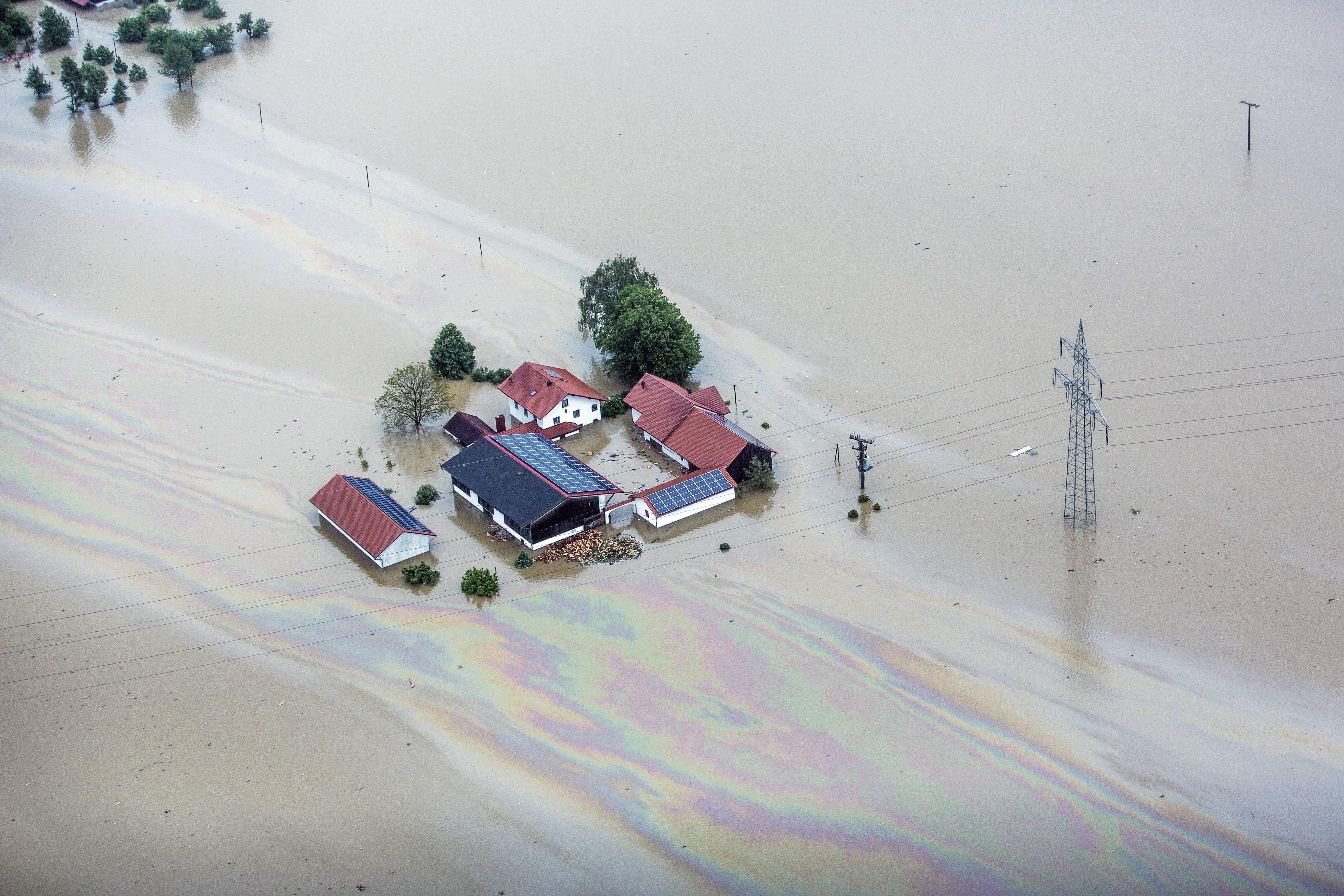 Ölschlieren auf einem überfluteten Gebiet in Bayern (Archivbild)