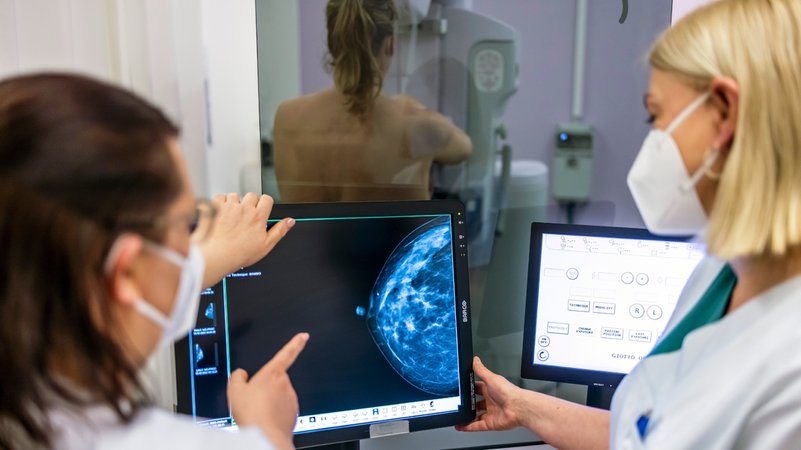 Medizinisches Personal untersucht mit einer Mammografie die Brust einer Frau auf Brustkrebs. | Bild: picture alliance/dpa | Michael Hanschke Medizinisches Personal untersucht mit einer Mammografie die Brust einer Frau auf Brustkrebs.
